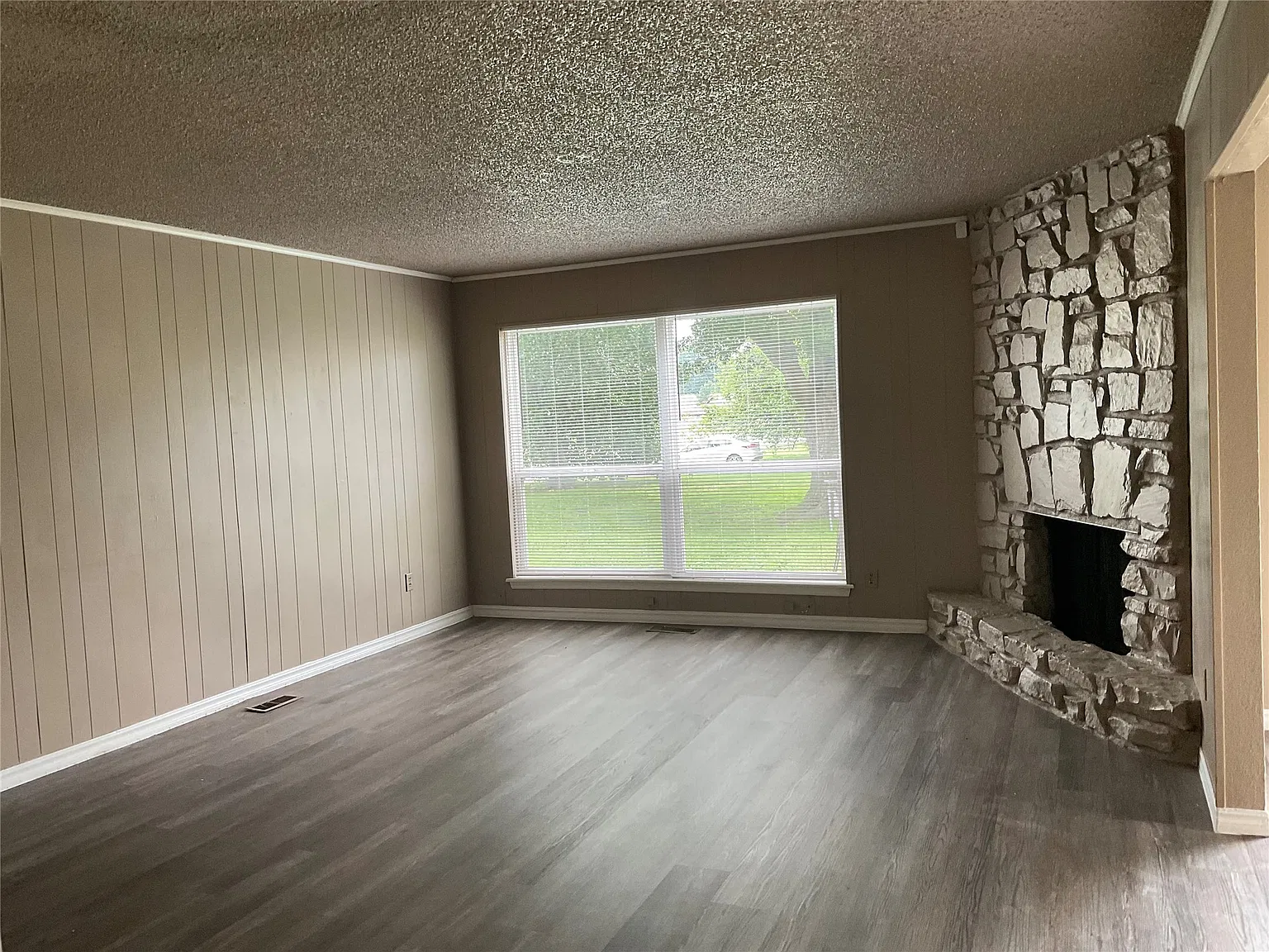 3 bed, 2.5 bath, 1592 sqft, $1,595 — Photo 2