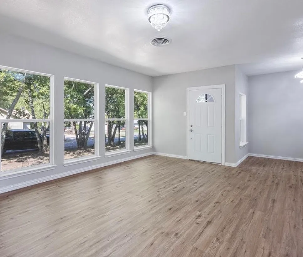 Building Photo - 204 N Templeton St