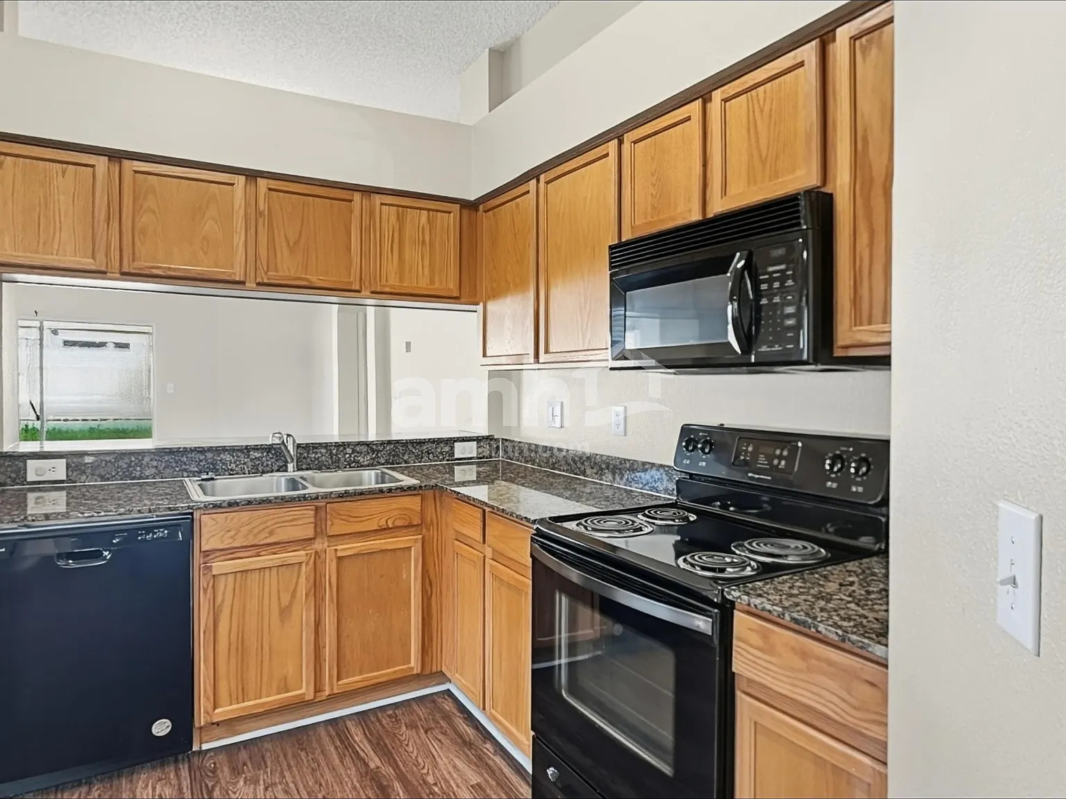3 bed, 2.0 bath, 1355 sqft, $2,090 — Photo 3