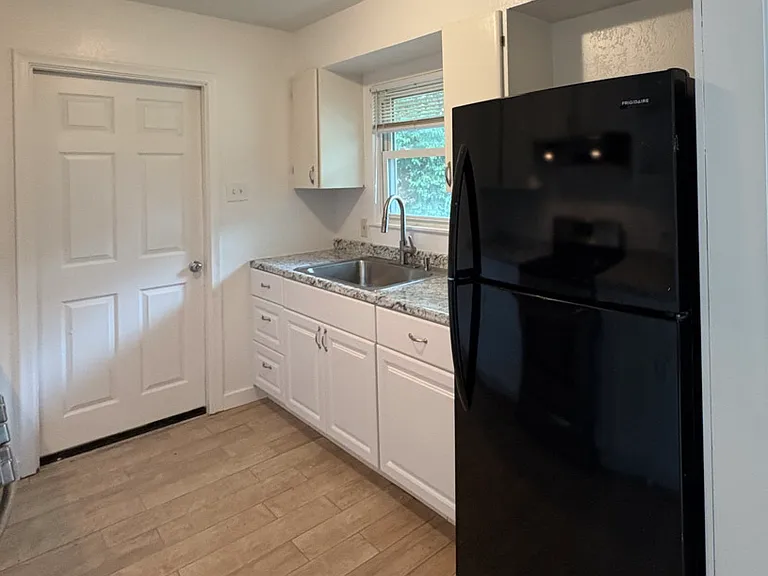 355 Cresham Dr — Photo 6