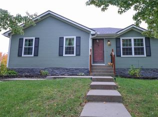 1300 N Arrowhead Ridge Dr, Independence, MO 64056