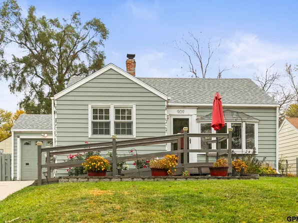 909 McLaughlin Cir, Bellevue, NE 68005