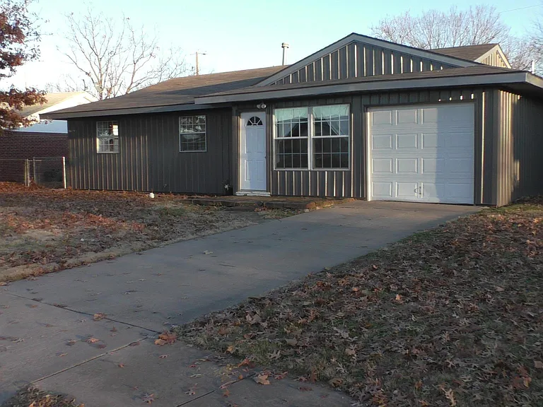 406 Larchmont Dr — Photo 18