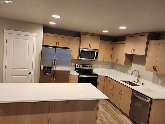 3rd image of 4712 NE 37th Ct