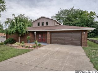 12 Glendale Dr, Glen Carbon, IL