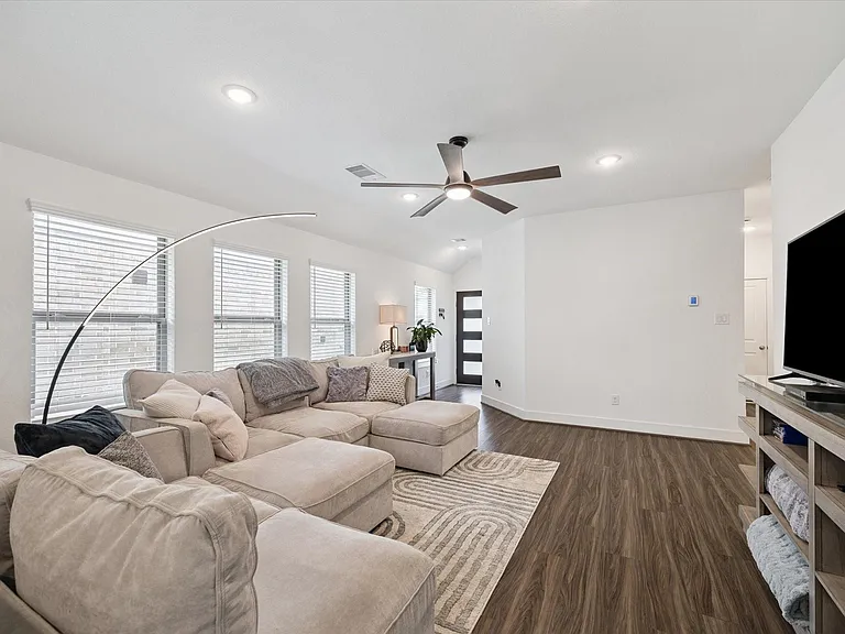 1600 Portia Ln — Photo 4
