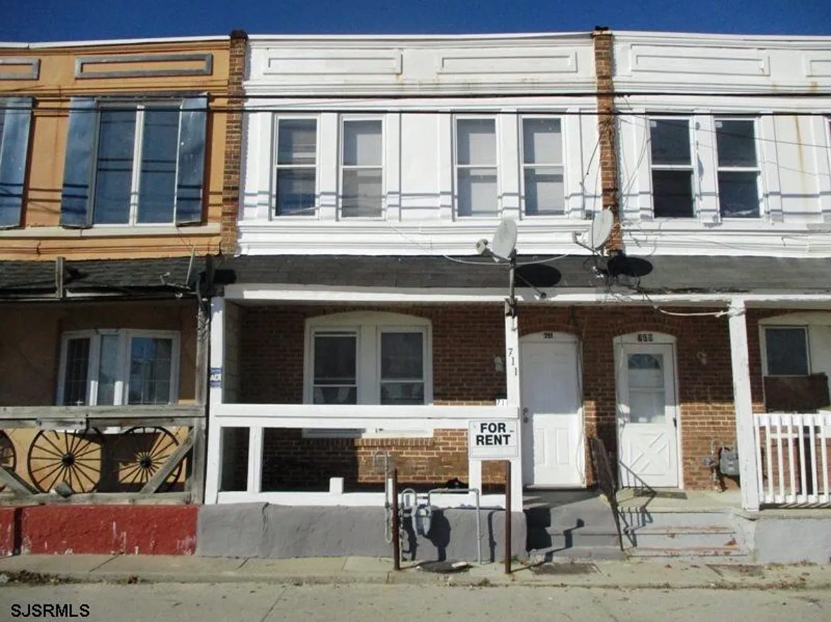 3 bed, 990 sqft, $2,300 — Photo 1