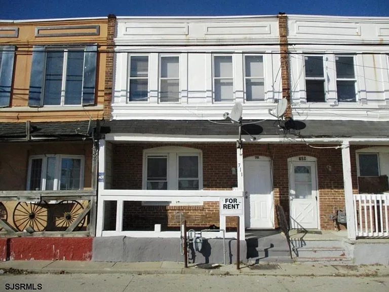 711 Harris Pl — Photo 1