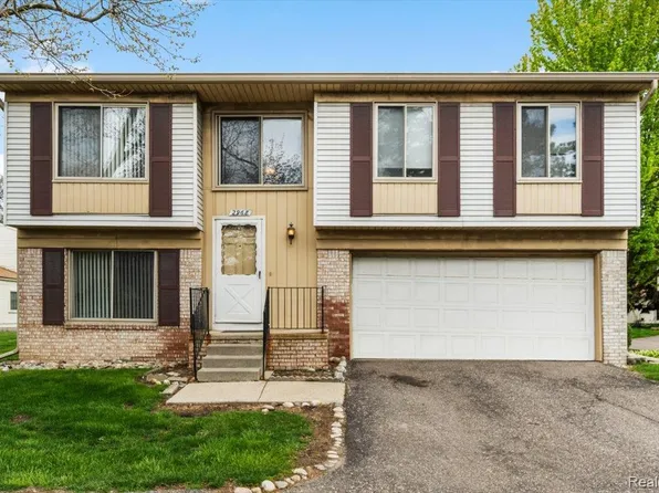 2968 Roundtree Dr, Troy, MI 48083