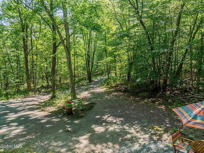 3rd image of 52 Oak Hill Road