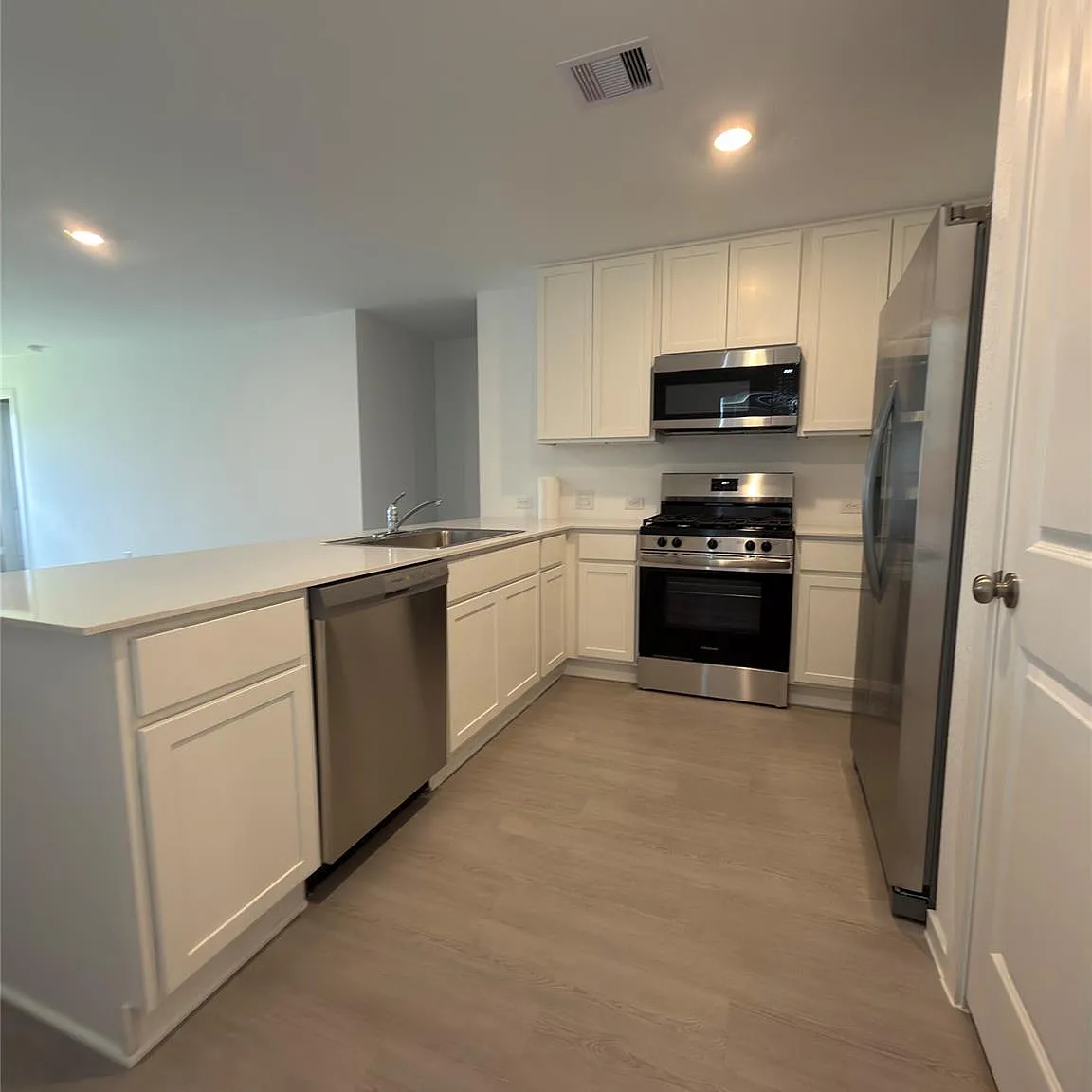 3 bed, 2.0 bath, 1311 sqft, $2,200 — Photo 3