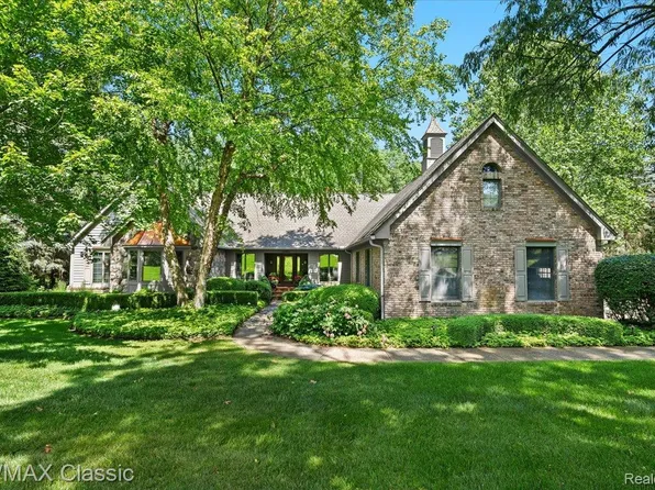 1245 Oak Hollow Dr, Milford, MI 48380