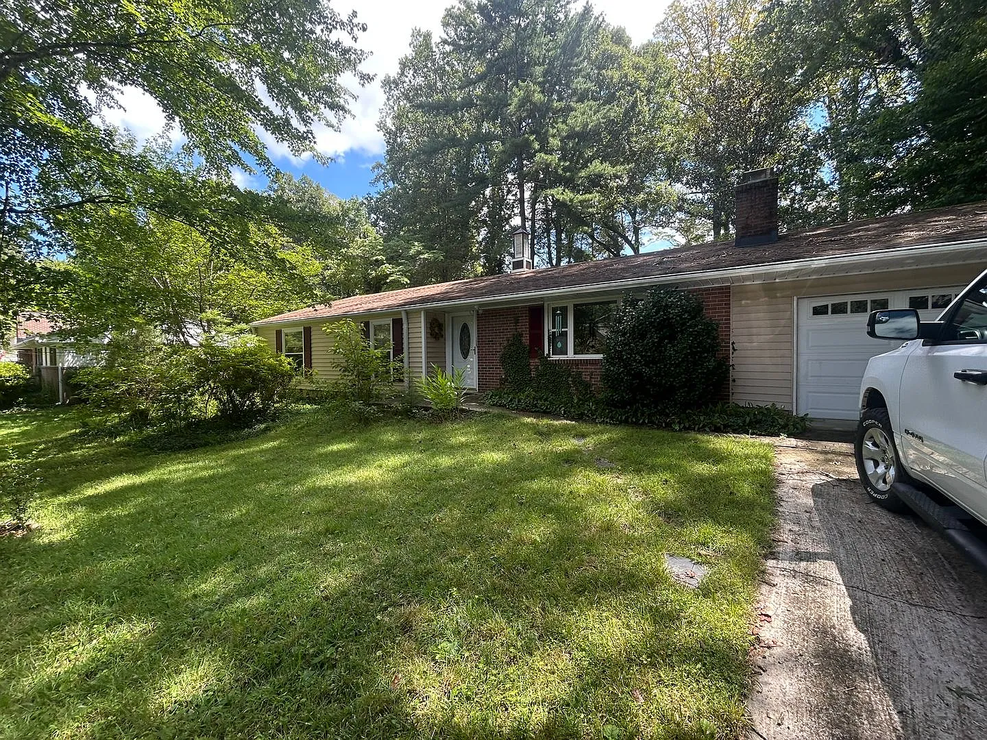 Cozy 2 Bedroom Ranch Near Jamestown Farms — Photo 2