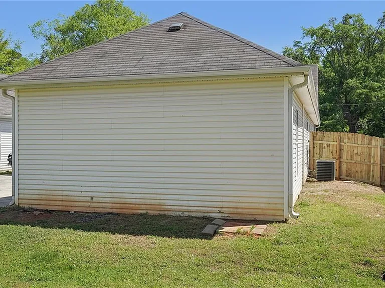 2596 Bates St SE — Photo 38