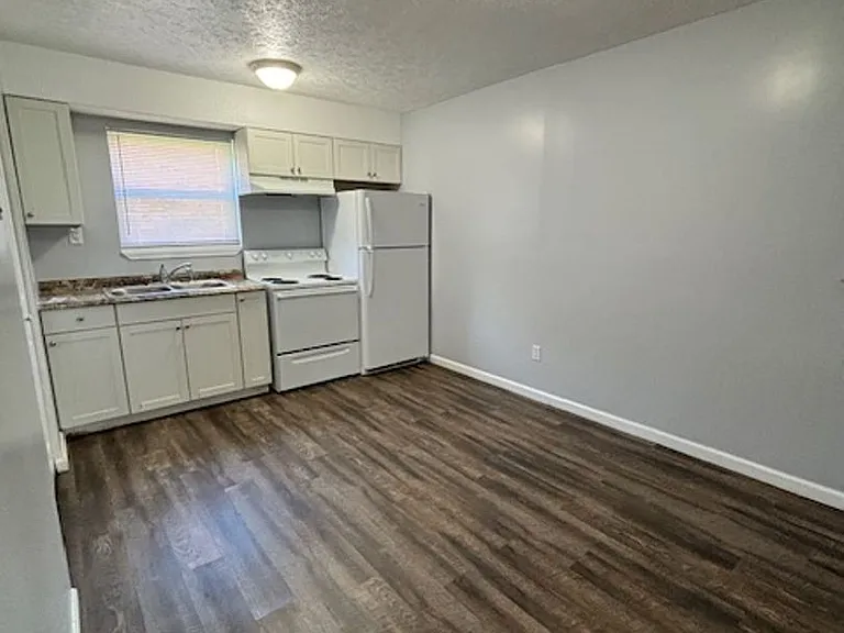 433 Woodcreek Dr — Photo 14