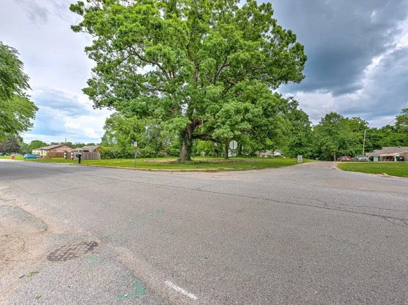 1003 N C St #10-11, Rogers, AR 72756