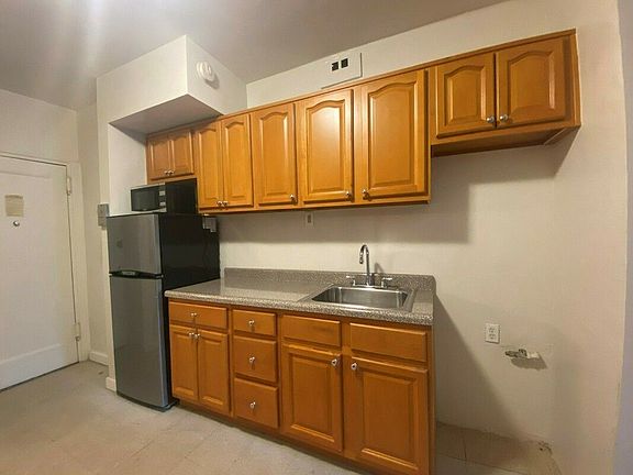 5th image of 1553 York Ave APT C