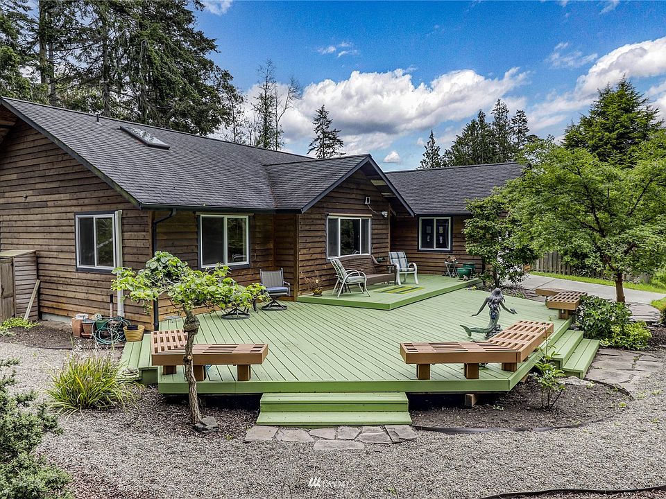 884 51st Street is located at the end of a cul de sac on a quiet street in the midst of the vibrant North Beach community of Port Townsend.  