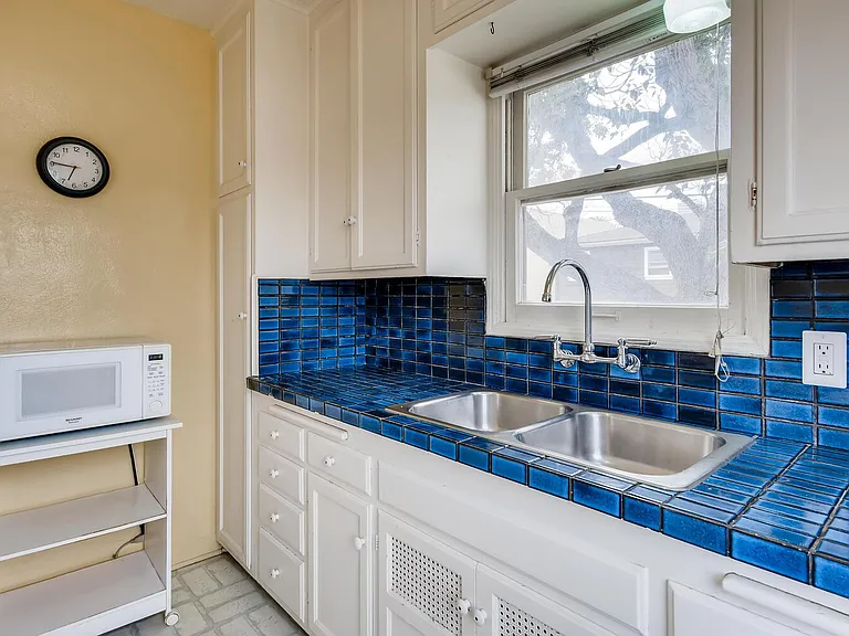 551 Fern Gln — Photo 4