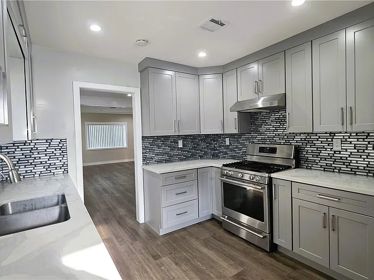 2431 N Lamer St — Photo 8