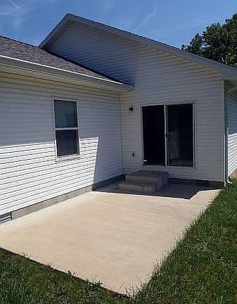 3rd image of 924 S Larkspur Ln