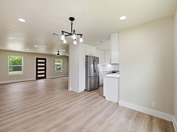 3rd image of 106 Birdo Blvd E