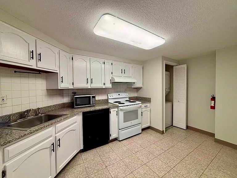 1434 Harmon Cove Tower — Photo 7