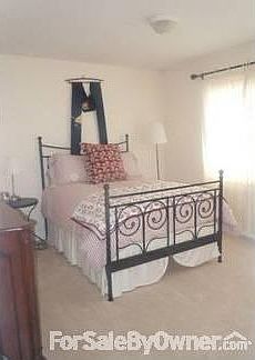 Second bedroom : currently being used as a guest room.