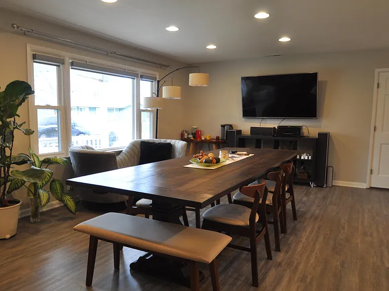 101 York Dr — Photo 2