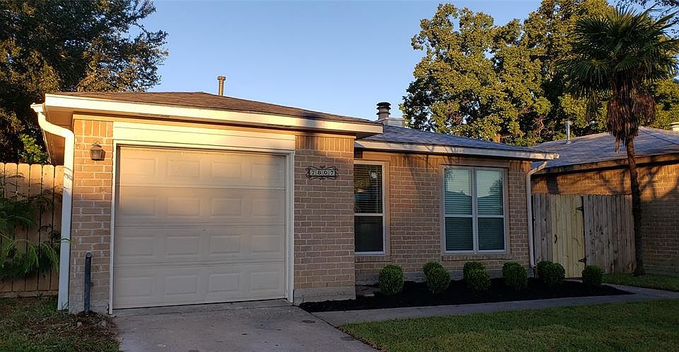 Beautifully Renovated Garden Home (2/2/1) with Energy Efficient Double Pane Windows!