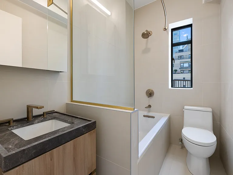 340 E 52nd St #PHC — Photo 4