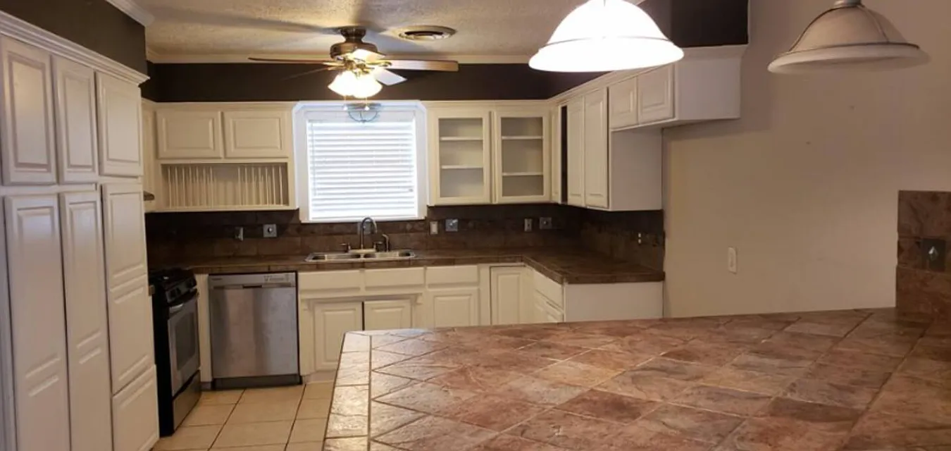 3 bed, $5,800 — Photo 3