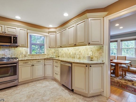 4th image of 33 Nairn Pl