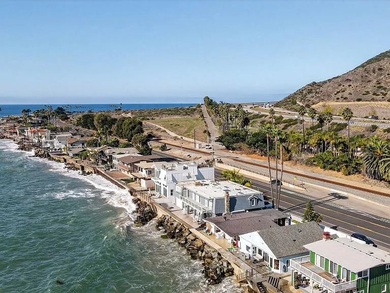 3884 Pacific Coast Hwy — Photo 2