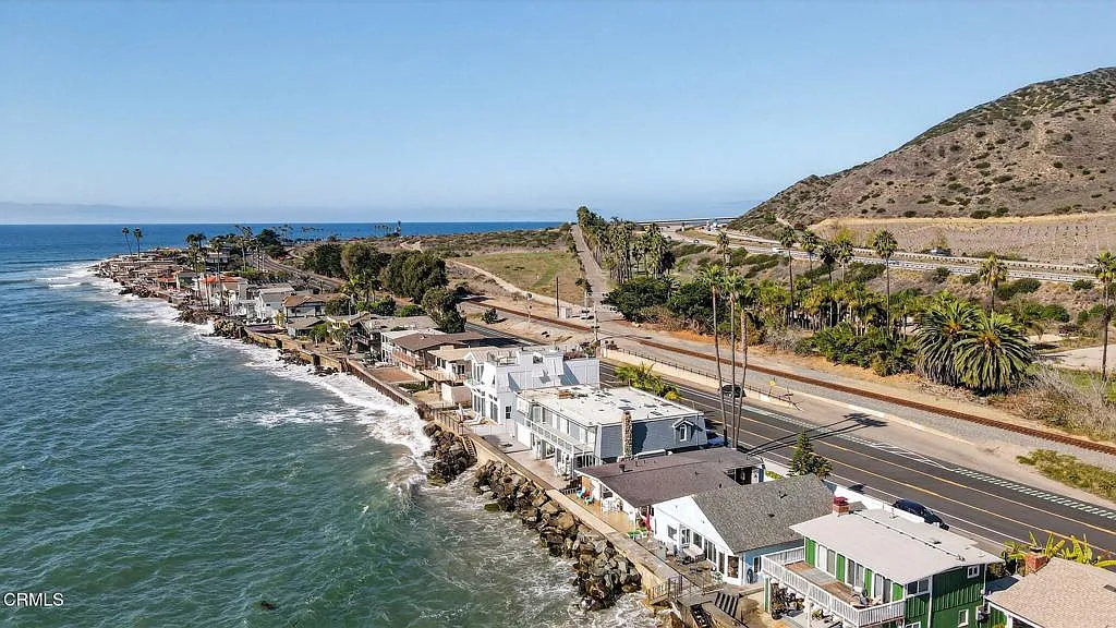 Building Photo - 3884 Pacific Coast Hwy