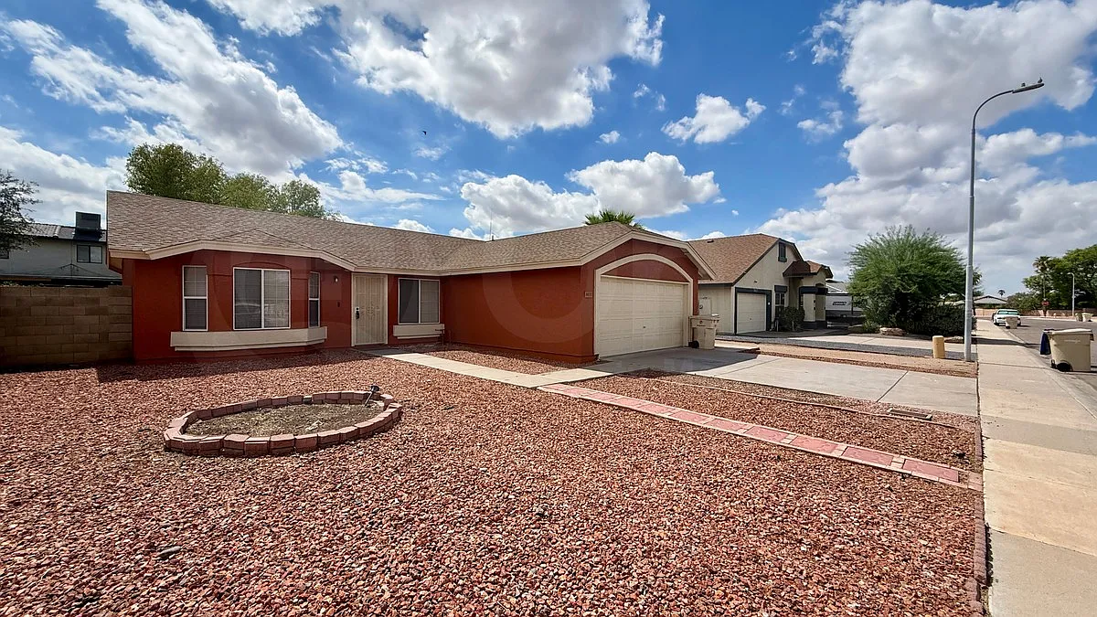 3 bed, 2.0 bath, 1368 sqft, $2,300 — Photo 2