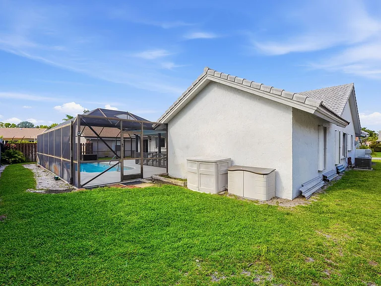 9284 Laurel Green Dr — Photo 37