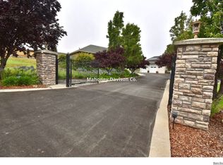 306 Bahnsen Ln, Petaluma, CA 94952