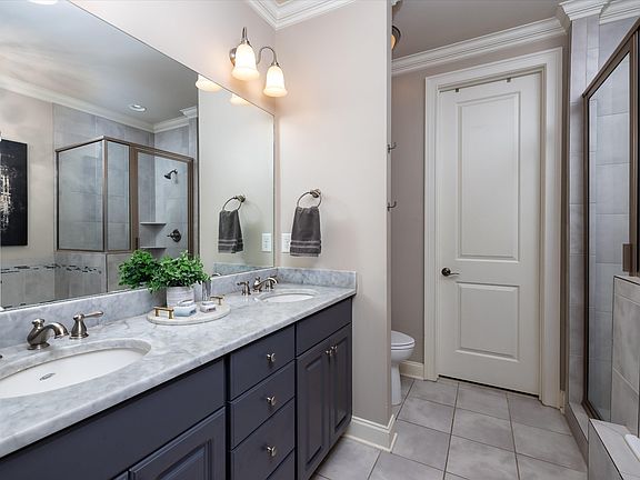 5th image of 1043 Howland St