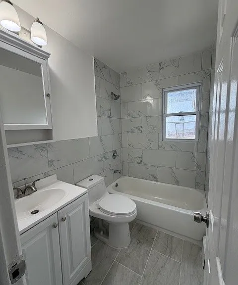 16 Silkman Pl #2R — Photo 5