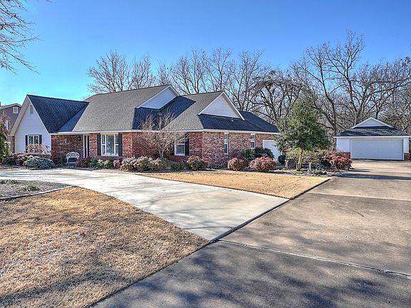 3rd image of 1704 Woodhaven Ln