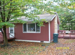 1098 Country Place Dr, Tobyhanna, PA 18466