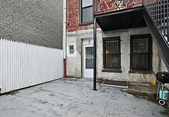 4th image of 189 Chauncey St #A