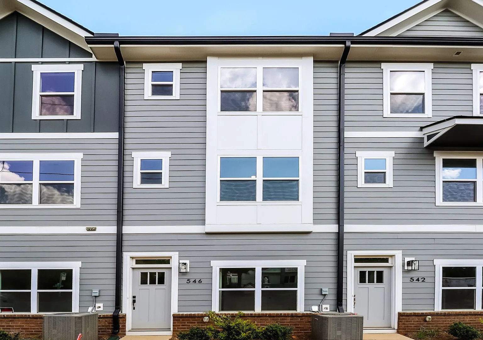 3-Bedroom, 3.5 Bath Townhome for Rent in Charlotte, NC | Attached Garage & Modern Kitchen — Photo 1