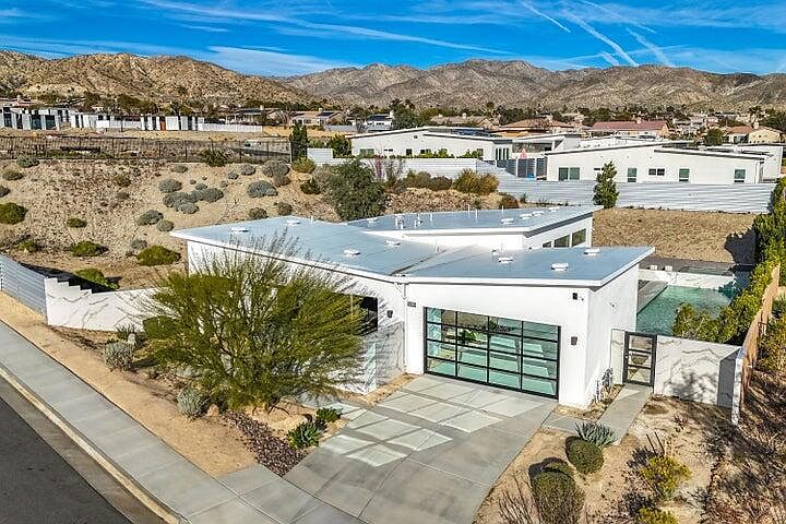 1st image of 13910 Valley View Ct