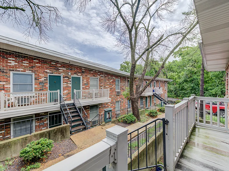 Laclede Forest Apartments — Photo 14