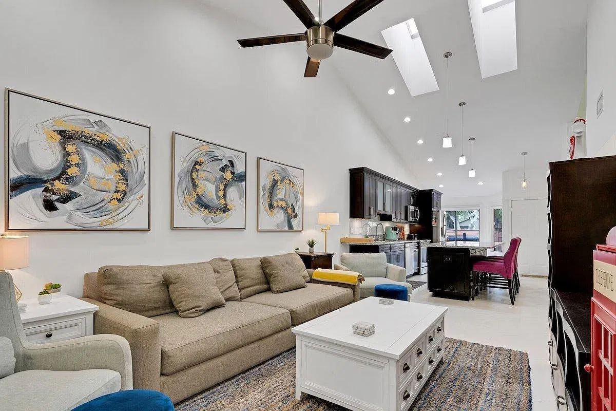 3 bed, 2.5 bath, 881 sqft, $3,000 — Photo 3