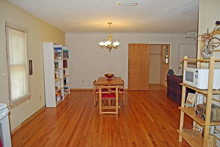 702 W Live Oak St, Jacksboro, TX 76458 Zillow