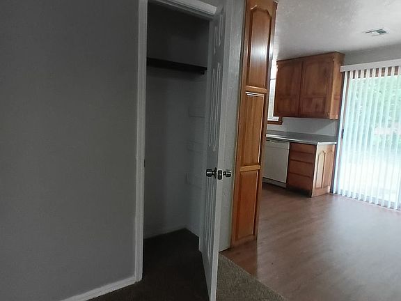 4th image of 3221 Greenbrier Ter