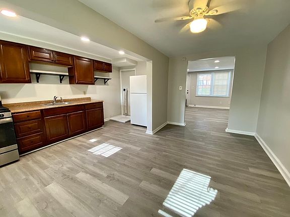 4th image of 1027 Rockhill Ave